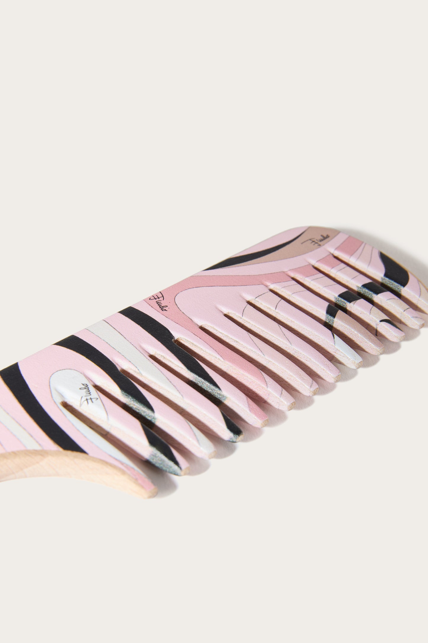 Wooden Comb with Case View 3 - Pucci