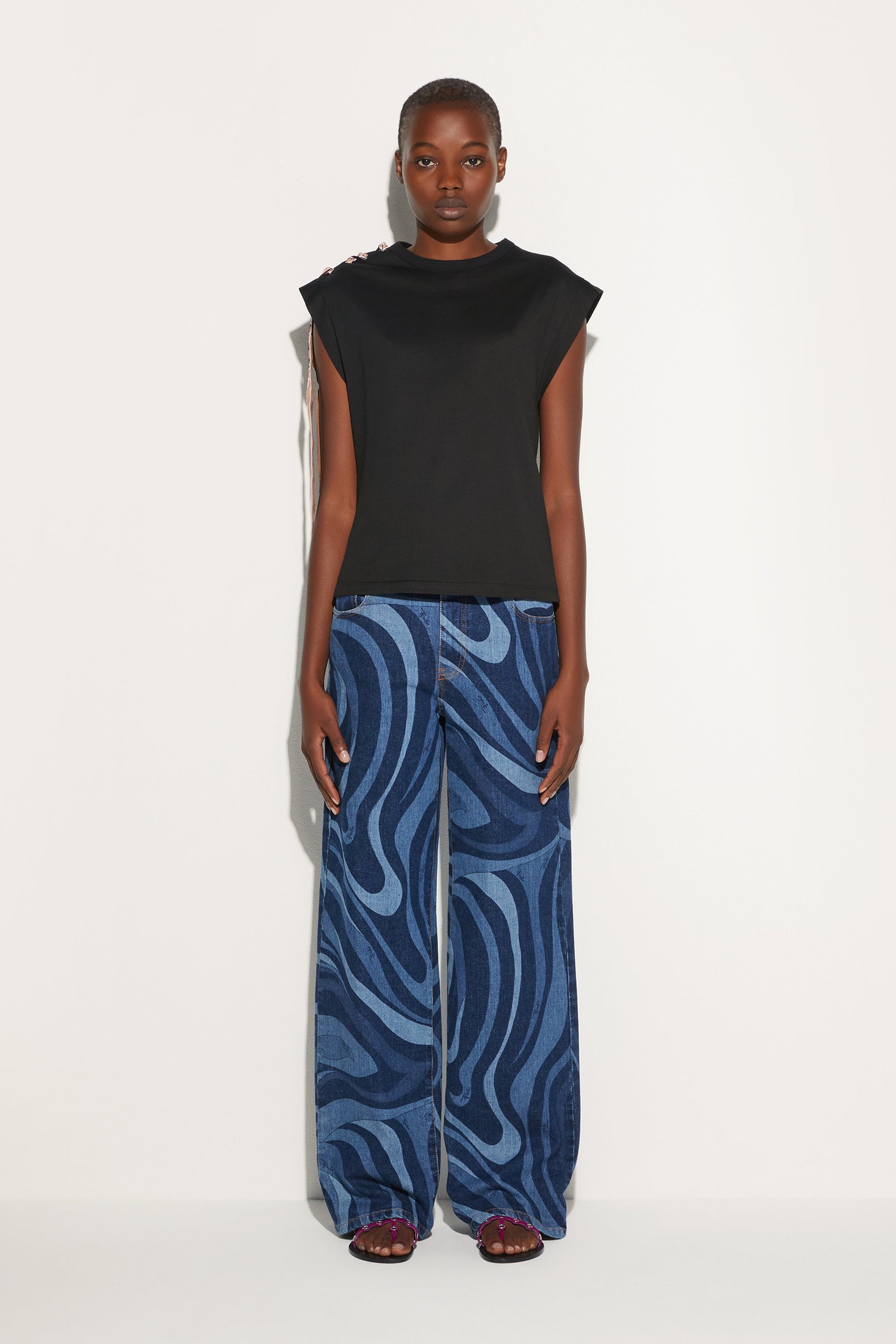Short Sleeve T-Shirt with Printed Drawstring View 2 - Pucci