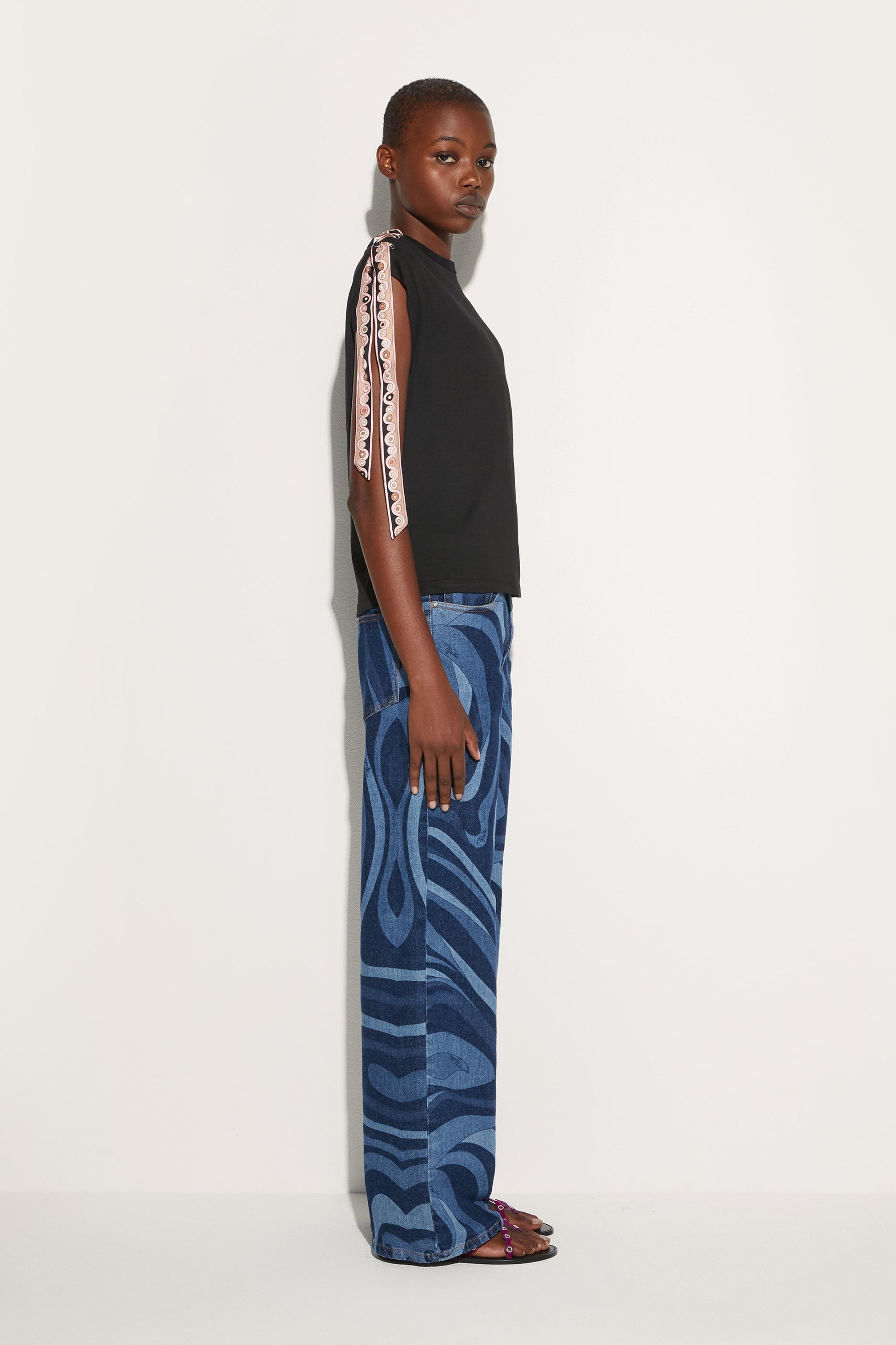 Short Sleeve T-Shirt with Printed Drawstring View 3 - Pucci
